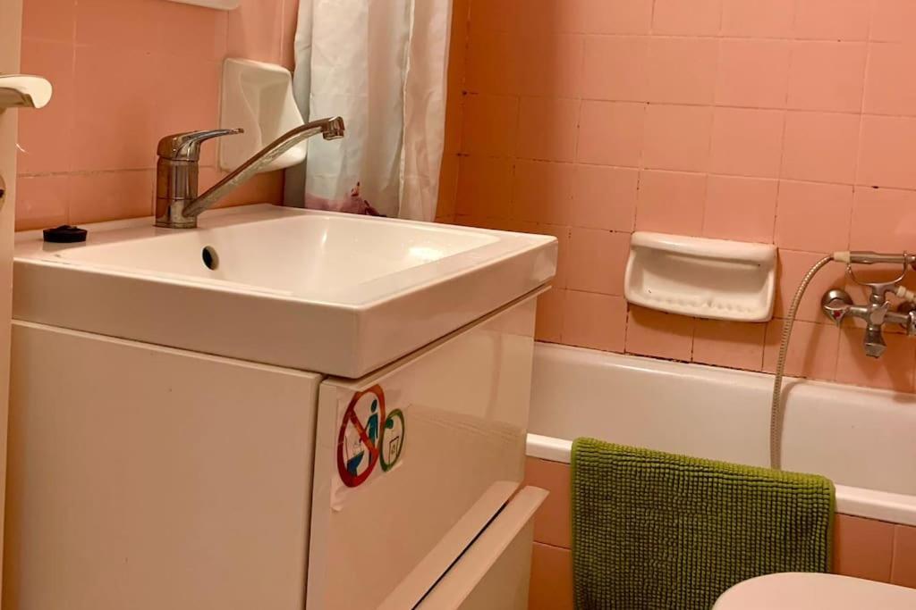2 Bedroom Apartment 300 Meters Metro Aghios Loanis Афіни Екстер'єр фото